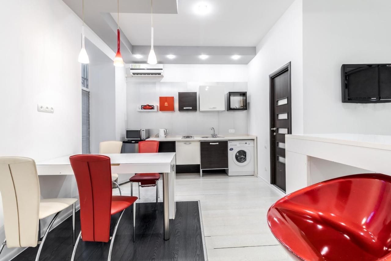 Black And Red Squares Apartment Leópolis Exterior foto
