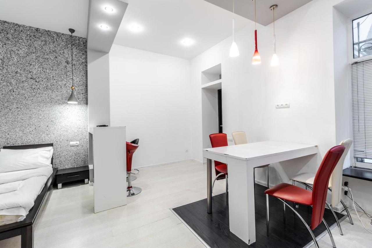 Black And Red Squares Apartment Leópolis Exterior foto