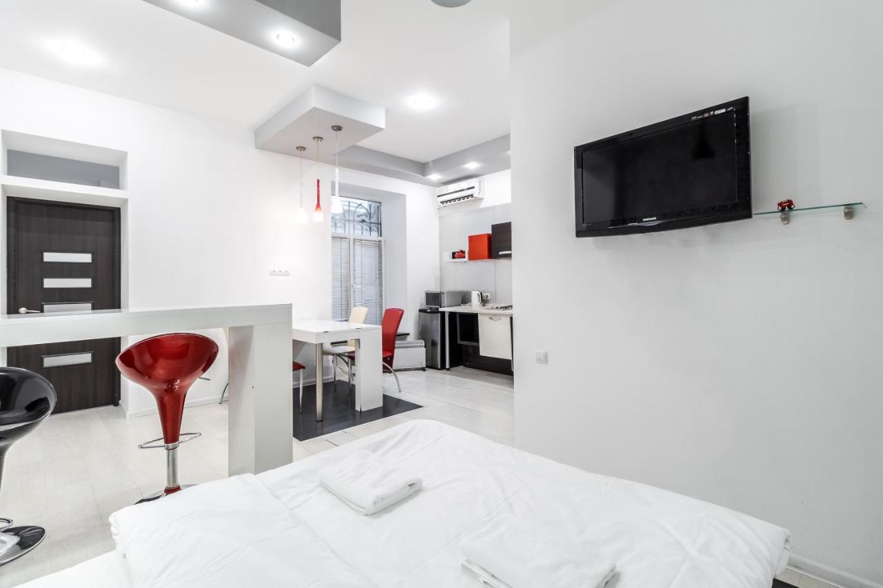 Black And Red Squares Apartment Leópolis Exterior foto